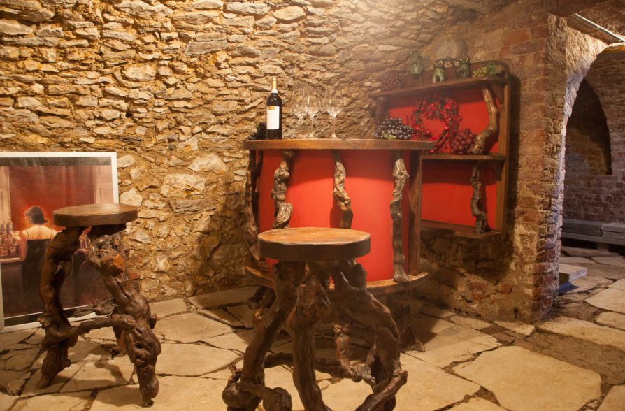 Le bar à vin en cave voutée