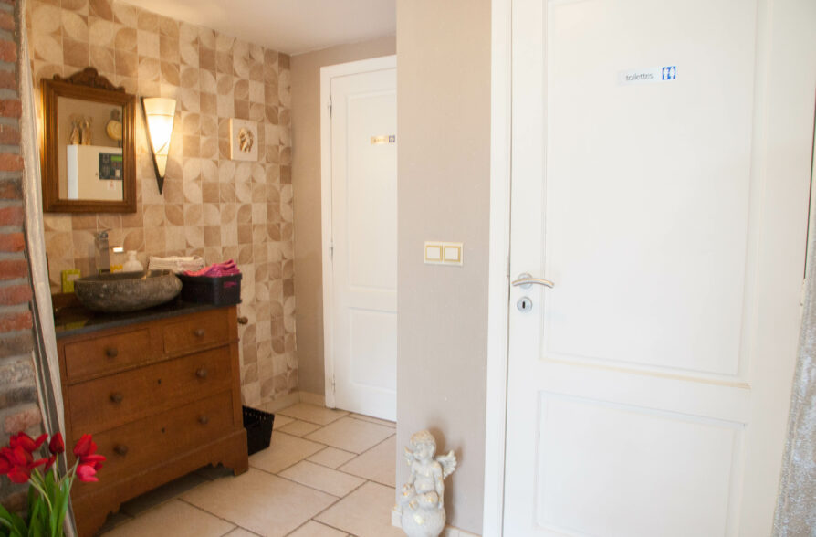 Le vestibule avec vestiaire et wc